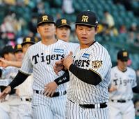 ベンチ前でアップをする嶋村（撮影・西田忠信）