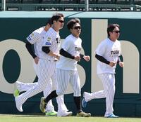 外野を走る村上（右）ら先発投手陣（撮影・西田忠信）