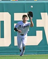 ６回表、打球を処理する立石（撮影・立川洋一郎）