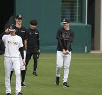 ２軍に合流したルーカス（右）＝撮影・中田匡峻