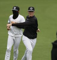 ２軍に合流したルーカス。左は西勇（撮影・中田匡峻）