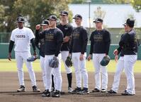 ２軍に合流したルーカス（中央右）＝撮影・中田匡峻