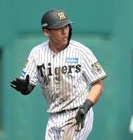 ５回、長坂の先制適時打で生還し、手をたたく立石（撮影・中田匡峻）