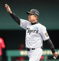 メンバー表交換を終え、スタンドに手を振る平田２軍監督（撮影・中田匡峻）