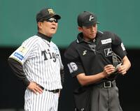 ６回裏の攻撃を終え、選手交代を告げた平田２軍監督（左）＝撮影・中田匡峻