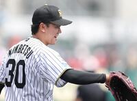 １回を投げ終え、ベンチ前で笑顔を見せる門別（撮影・中田匡峻）