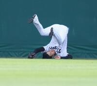 ２回、堂林の打球を好捕する中堅手の岡城（撮影・中田匡峻）