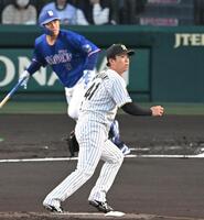 １回、高橋周に先制打を許す村上（撮影・飯室逸平）