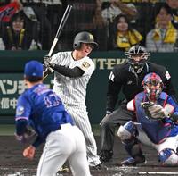 ４回の好機に空振り三振に倒れる村上（撮影・飯室逸平）