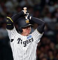 ４回、空振り三振に倒れた村上（撮影・西田忠信）