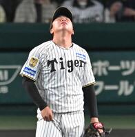 ５回、二塁へ送球も野選となり、天を仰ぐ村上（撮影・飯室逸平）