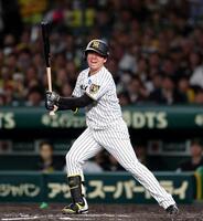 ４回、空振り三振に倒れる村上（撮影・山口登）