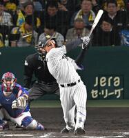 ７回、勝ち越しの７号ソロを放つ森下（撮影・飯室逸平）