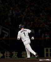 ７回、勝ち越しソロを放ち二塁を回る森下（撮影・西田忠信）