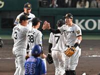 勝利のハイタッチを交わす佐藤輝（右）と大山（撮影・飯室逸平）