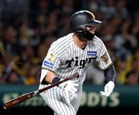 ６回、中前打を放つ前川（撮影・西田忠信）