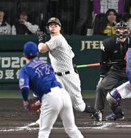 ６回、三塁打を放つ佐藤輝（撮影・飯室逸平）