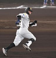 ６回、三塁打を放ち激走する（撮影・飯室逸平）