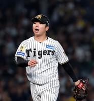 ６回、高橋周を空振り三振に仕留めた村上（撮影・西田忠信）