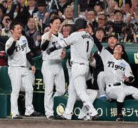 ７回、勝ち越しソロを放った森下を迎える村上（右から２人目）ら阪神ナイン（撮影・山口登）