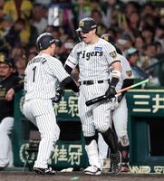 ７回、勝ち越しソロを放った森下（左）を迎える佐藤輝（撮影・山口登）