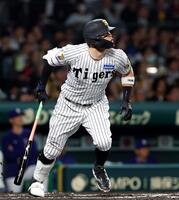 ６回、三塁打を放つ佐藤輝（撮影・西田忠信）