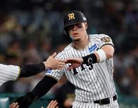 ６回、大山の同点打で生還した佐藤輝（撮影・西田忠信）