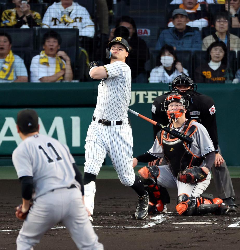 １回、中越えに２ランを放つ佐藤輝（投手　田中将、捕手　岸田）＝撮影・山口登