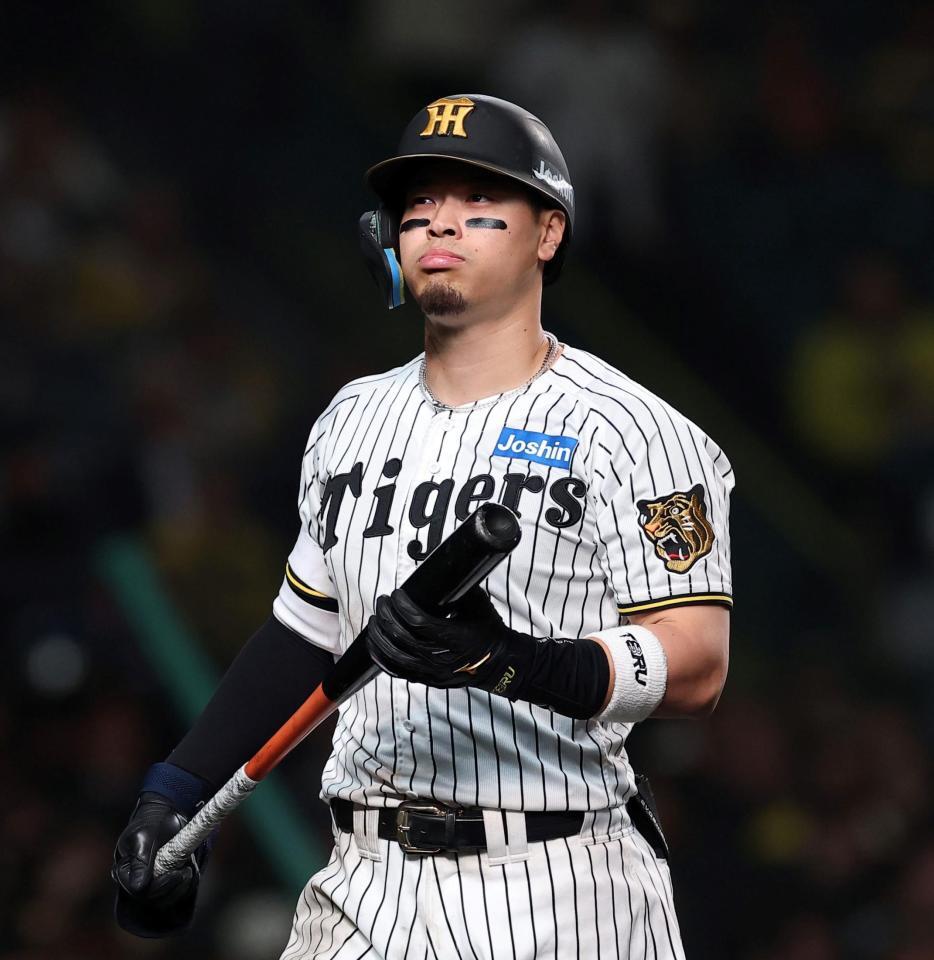 ８回、空振り三振に倒れた佐藤輝（撮影・西田忠信）