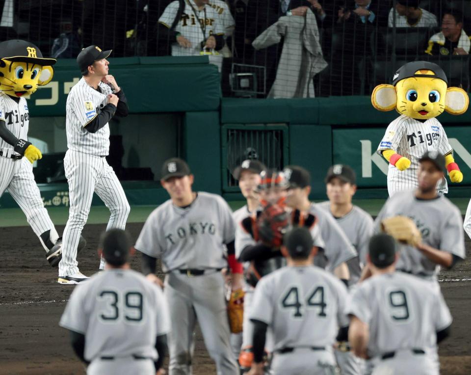 　巨人に連敗し、ファンにあいさつに向かう藤川監督（左奥）＝撮影・山口登
