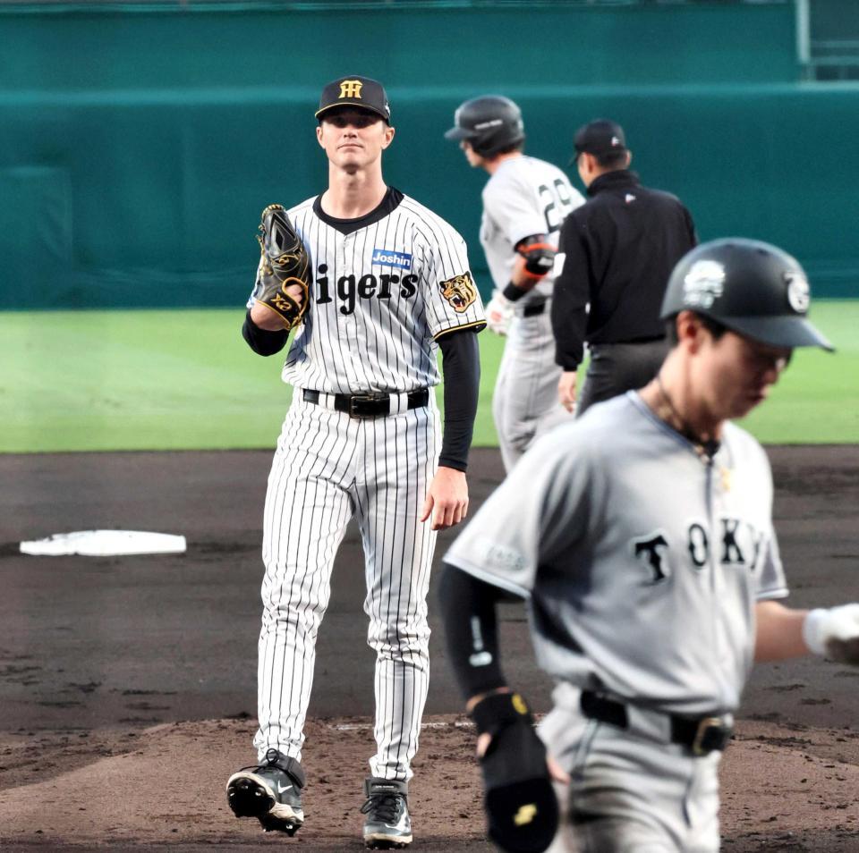 　１回、ダルベック（奥）に３ランを許したルーカス（撮影・田中太一）