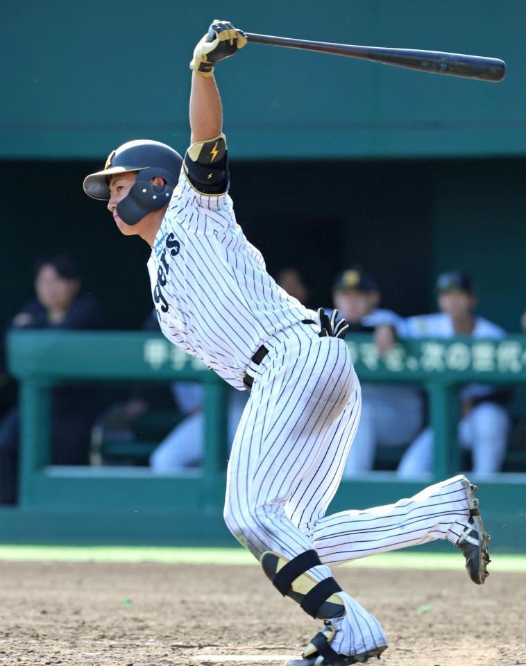 ８回、ファウルで粘る立石。この試合３四球を選んだ（撮影・立川洋一郎）