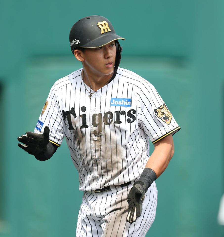 ５回、長坂の先制適時打で生還し、手をたたく立石（撮影・中田匡峻）