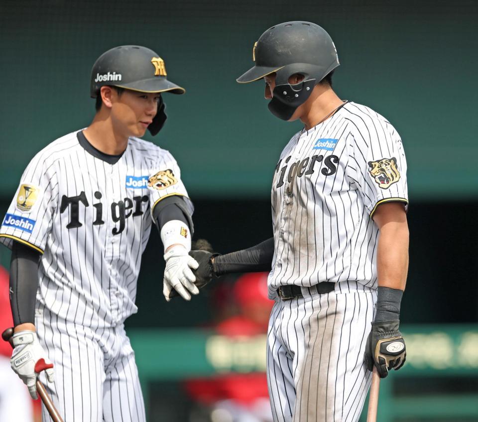 ５回、長坂の先制適時打で生還し、山田（左）とタッチを交わす立石（撮影・中田匡峻）