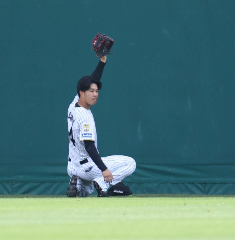 ２回、堂林の打球を好捕する中堅手の岡城（撮影・中田匡峻）