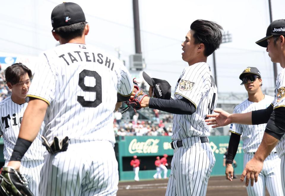 ２回、堂林の打球を好捕し、門別（左奥）、立石（９）らに迎えられる中堅手の岡城（撮影・中田匡峻）