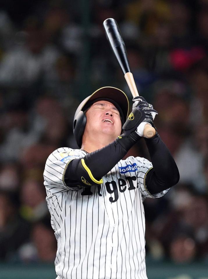 ４回、空振り三振に倒れ悔しがる村上（撮影・山口登）