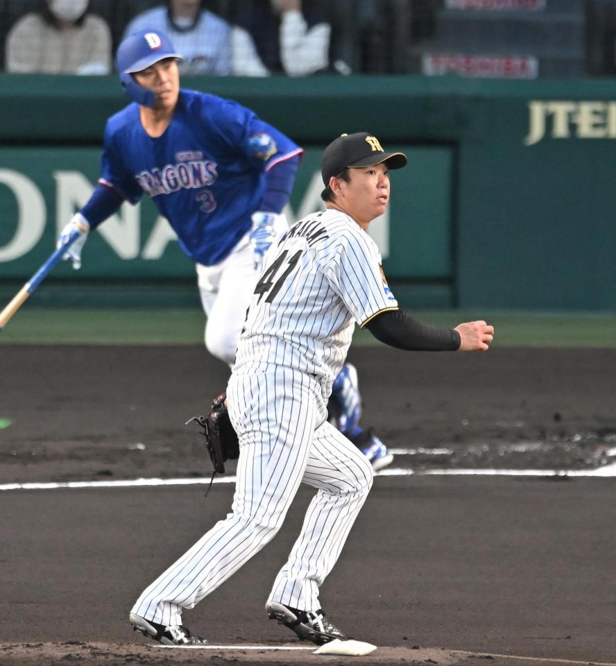 １回、高橋周に先制打を許す村上（撮影・飯室逸平）