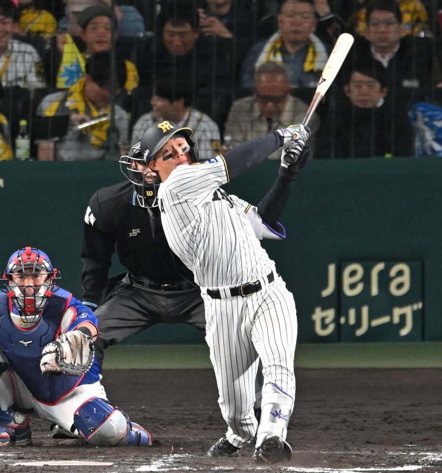 ７回、勝ち越しの７号ソロを放つ森下（撮影・飯室逸平）