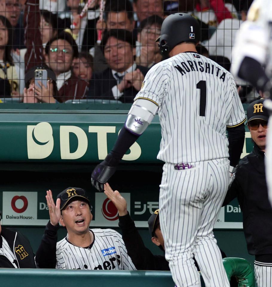 ７回、勝ち越しソロを放った森下を迎える藤川監督（左）＝撮影・山口登