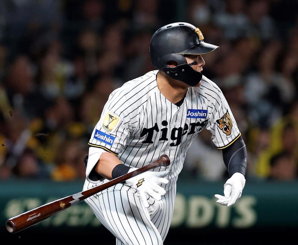 ６回、中前打を放つ前川（撮影・西田忠信）