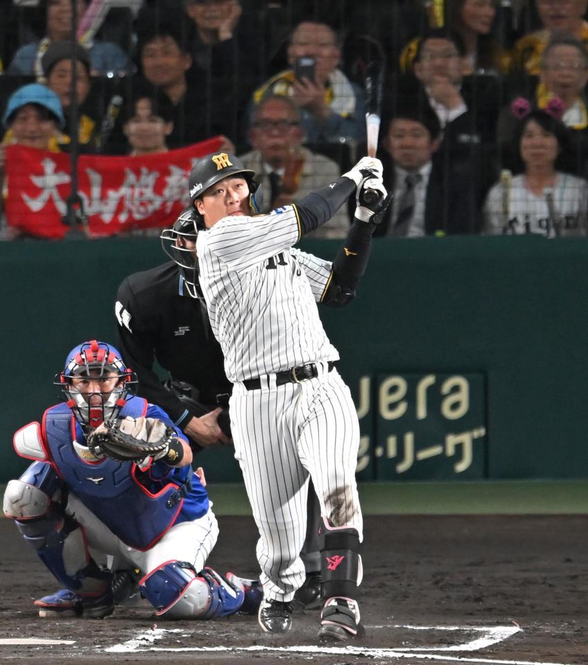 ６回、同点打を放つ大山（撮影・飯室逸平）
