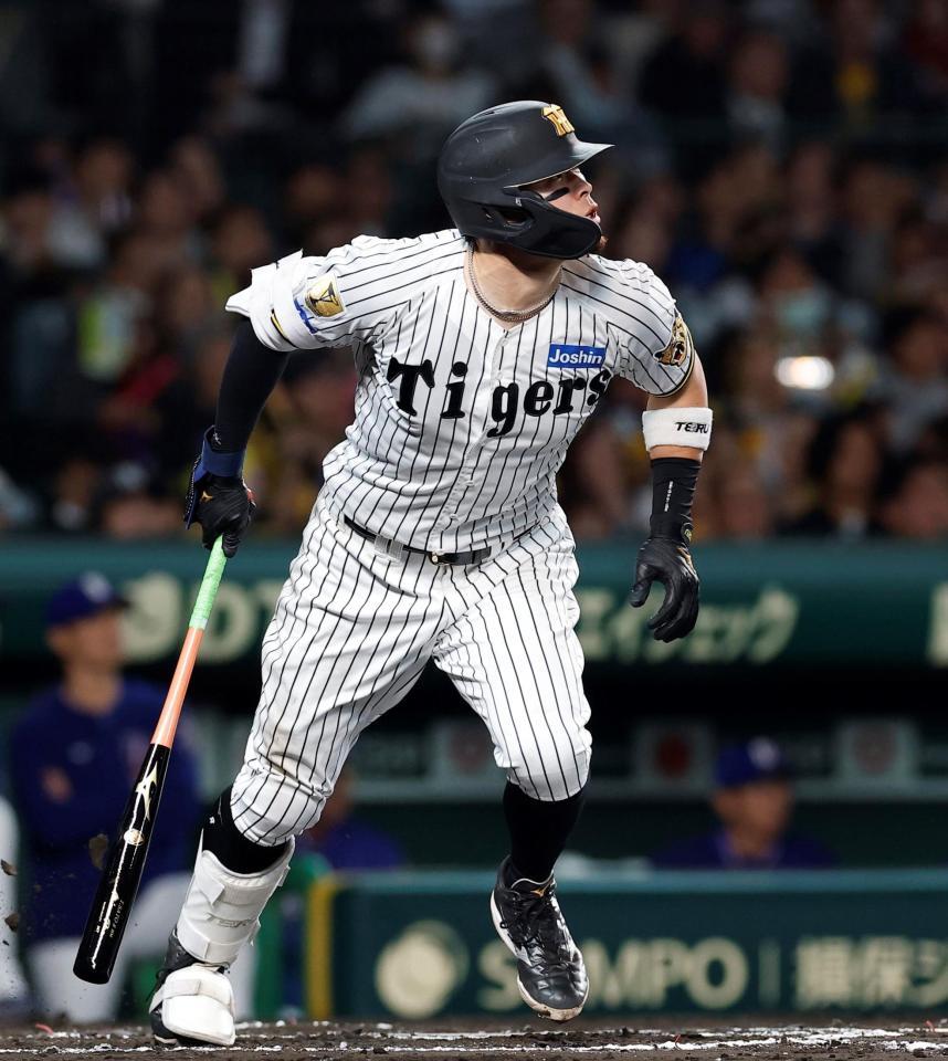 ６回、三塁打を放つ佐藤輝（撮影・西田忠信）