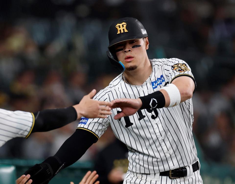 ６回、大山の同点打で生還した佐藤輝（撮影・西田忠信）