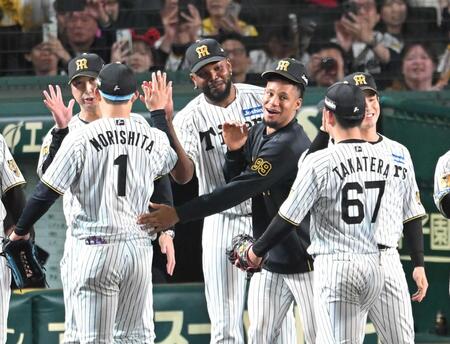 　ナインを迎えるモレッタら（撮影・飯室逸平）