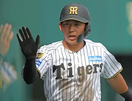 ５回、長坂の先制適時で生還し、ナインとタッチを交わす立石（撮影・中田匡峻）