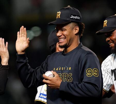 ウイニングボールを手に笑顔を見せる阪神　ダウリ・モレッタ＝１７日