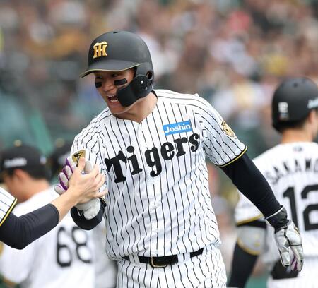 ７回、木浪の勝ち越し打で生還し、笑顔を見せる森下（撮影・西田忠信）