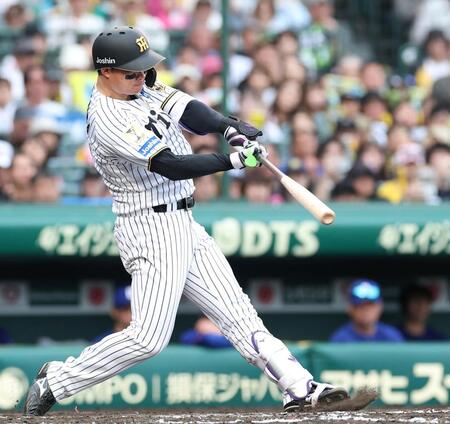 ７回、同点の適時二塁打を放つ森下（撮影・西田忠信）