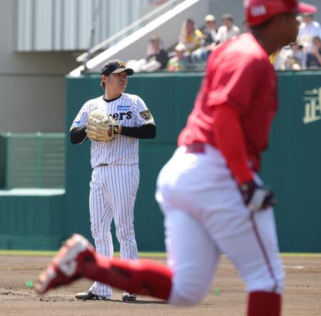 １回、ラミレス（左）に２ランを浴びた西勇（撮影・坂部計介）